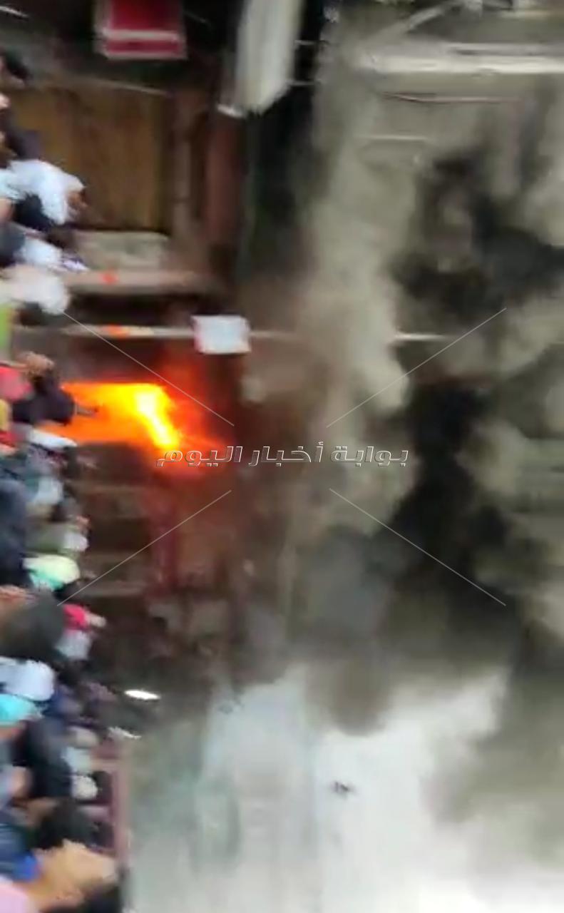 بالصور- حريق هائل في محل أحذية وشقة سكنية وسط الإسكندرية 