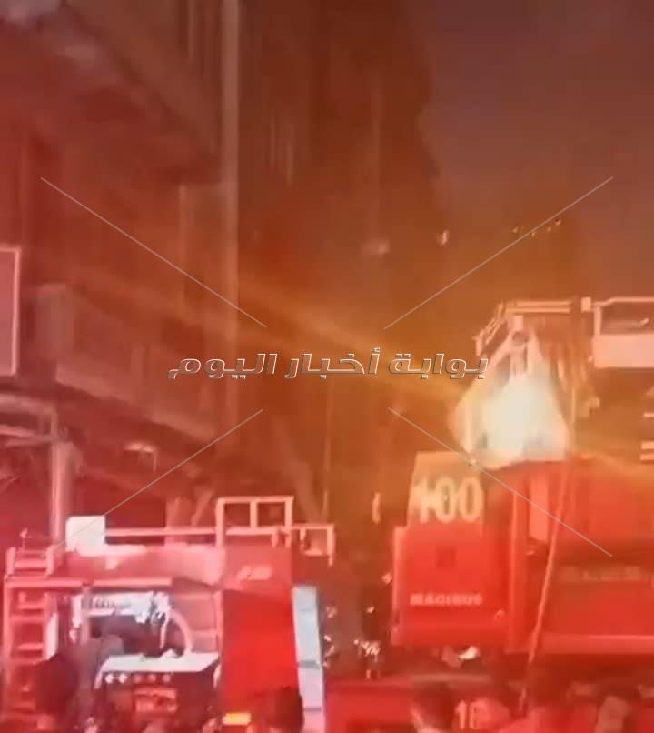 بالصور- حريق هائل في محل أحذية وشقة سكنية وسط الإسكندرية 