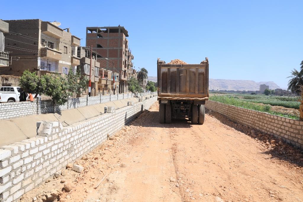 محافظ سوهاج يضع حجر الأساس لإنشاء طريقي المحور الشرقي والغربي بمدينة ساقلتة