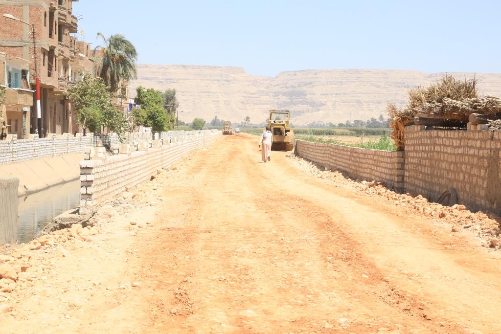 محافظ سوهاج يضع حجر الأساس لإنشاء طريقي المحور الشرقي والغربي بمدينة ساقلتة