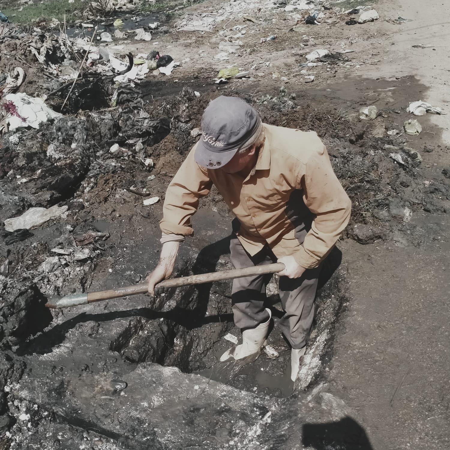استكمال أعمال تطهير بالوعات الصرف الصحيِّ بمراكز و مدن محافظة الإسماعيلية 