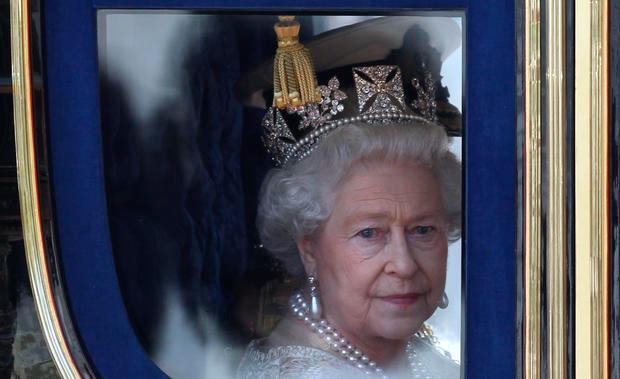 محطات هامة في حياة الملكة إليزابيث .. والعالم يودعها اليوم