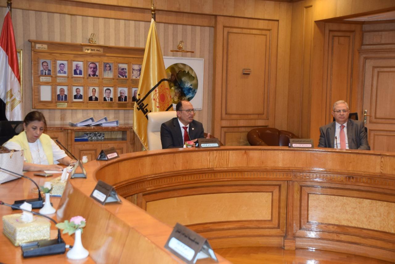 اجتماع رئيس جامعة حلوان بعمداء الكليات
