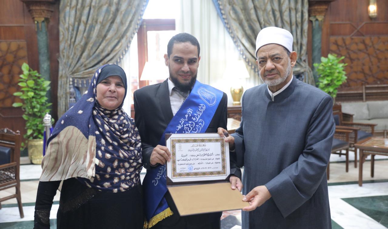 الإمام الأكبر يكرم أوائل الثانوية الأزهرية ويحرص على التقاط الصور التذكارية معهم