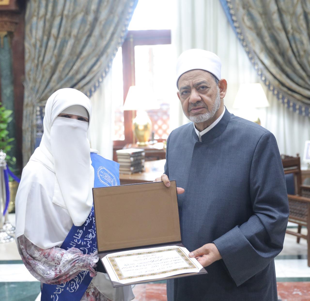 الإمام الأكبر يكرم أوائل الثانوية الأزهرية ويحرص على التقاط الصور التذكارية معهم