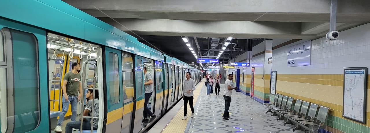 توافد الركاب  على مترو "العتبة - الزمالك- الكيت كات" في أول أيام تشغيلها