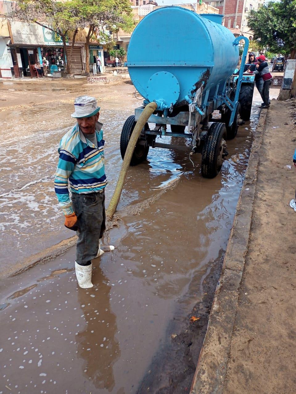 شفط وكسح تجمعات مياه الأمطار بالدقهلية عقب هطولها على بعض مراكز ومدن المحافظة  . 