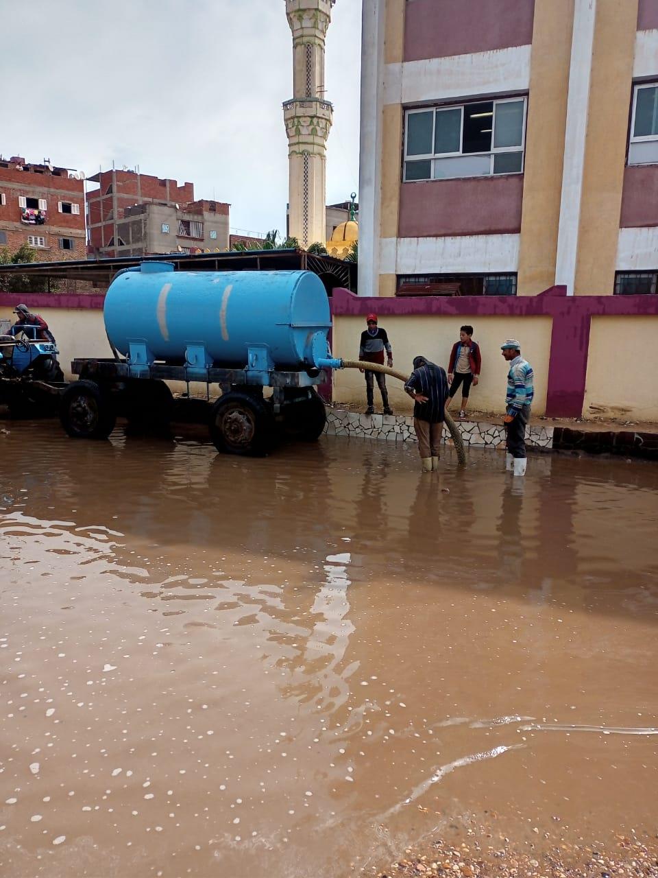 شفط وكسح تجمعات مياه الأمطار بالدقهلية عقب هطولها على بعض مراكز ومدن المحافظة  . 