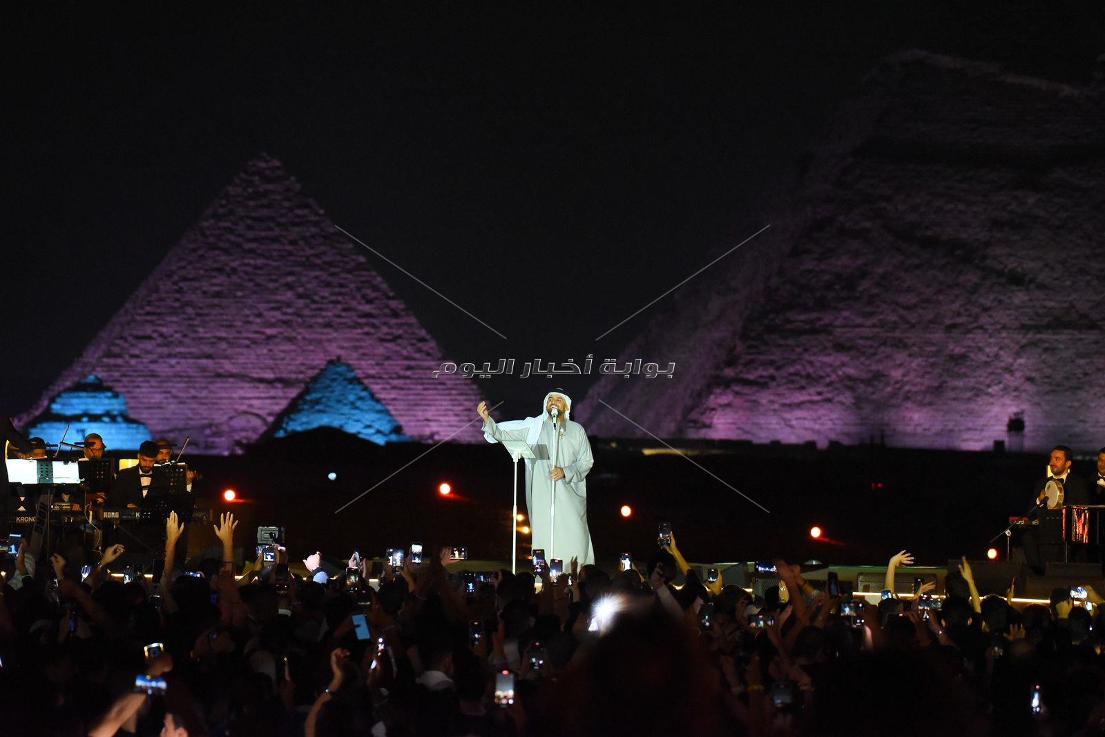 حسين الجسمي يحتفي بالعلاقات الإماراتية المصرية تحت سفح الأهرامات