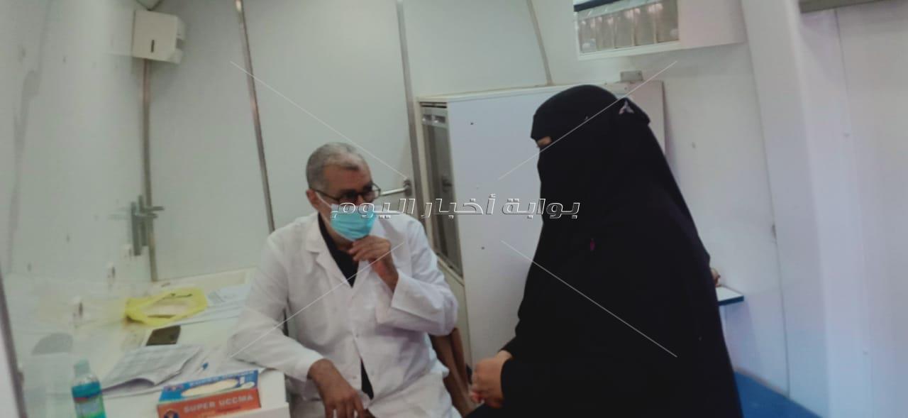 الكشف الطبي وتقديم العلاج بالمجان ل630مواطن في قافلة طبية لجامعة القناة بقرية السحارة