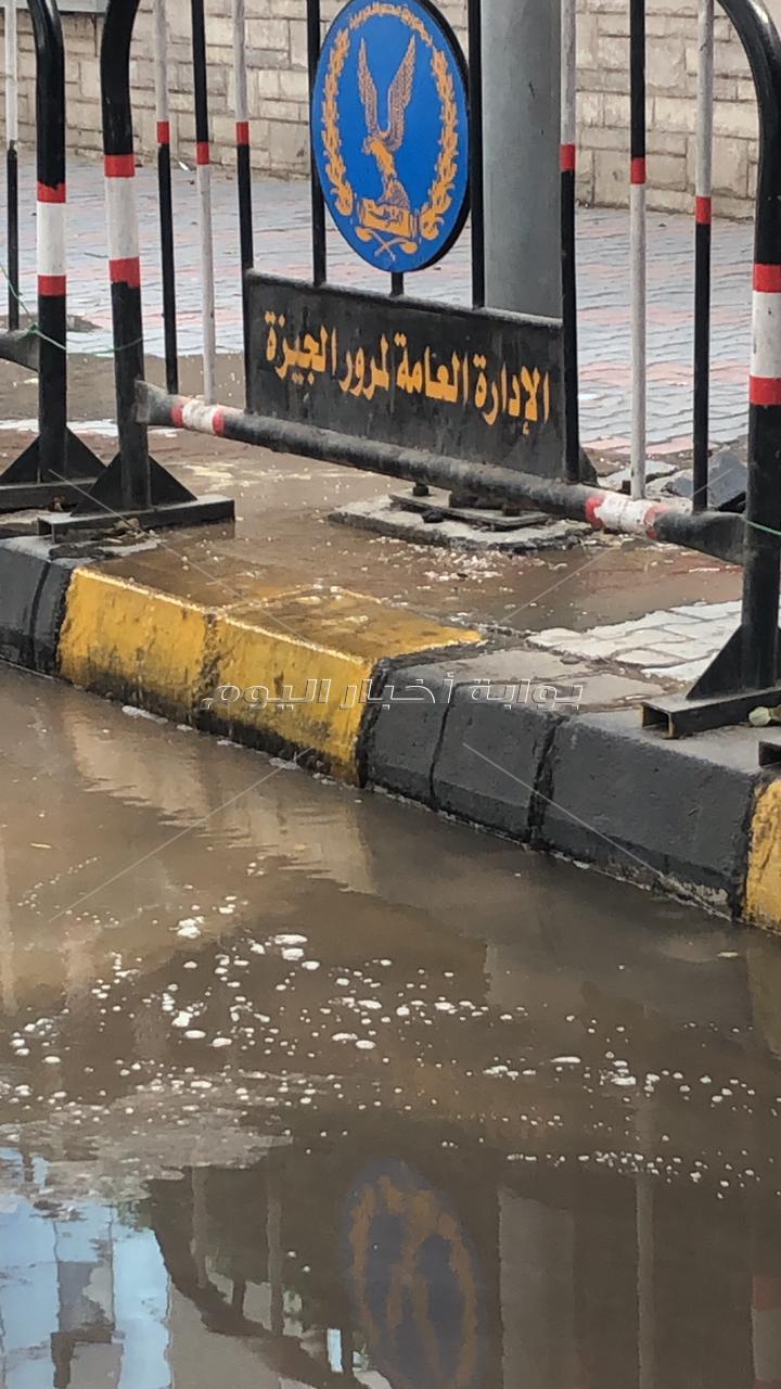 الدفع بـ 4 سيارات شفط مياه للتصدي لكسر ماسورة مياه بشارع التحرير بالدقي