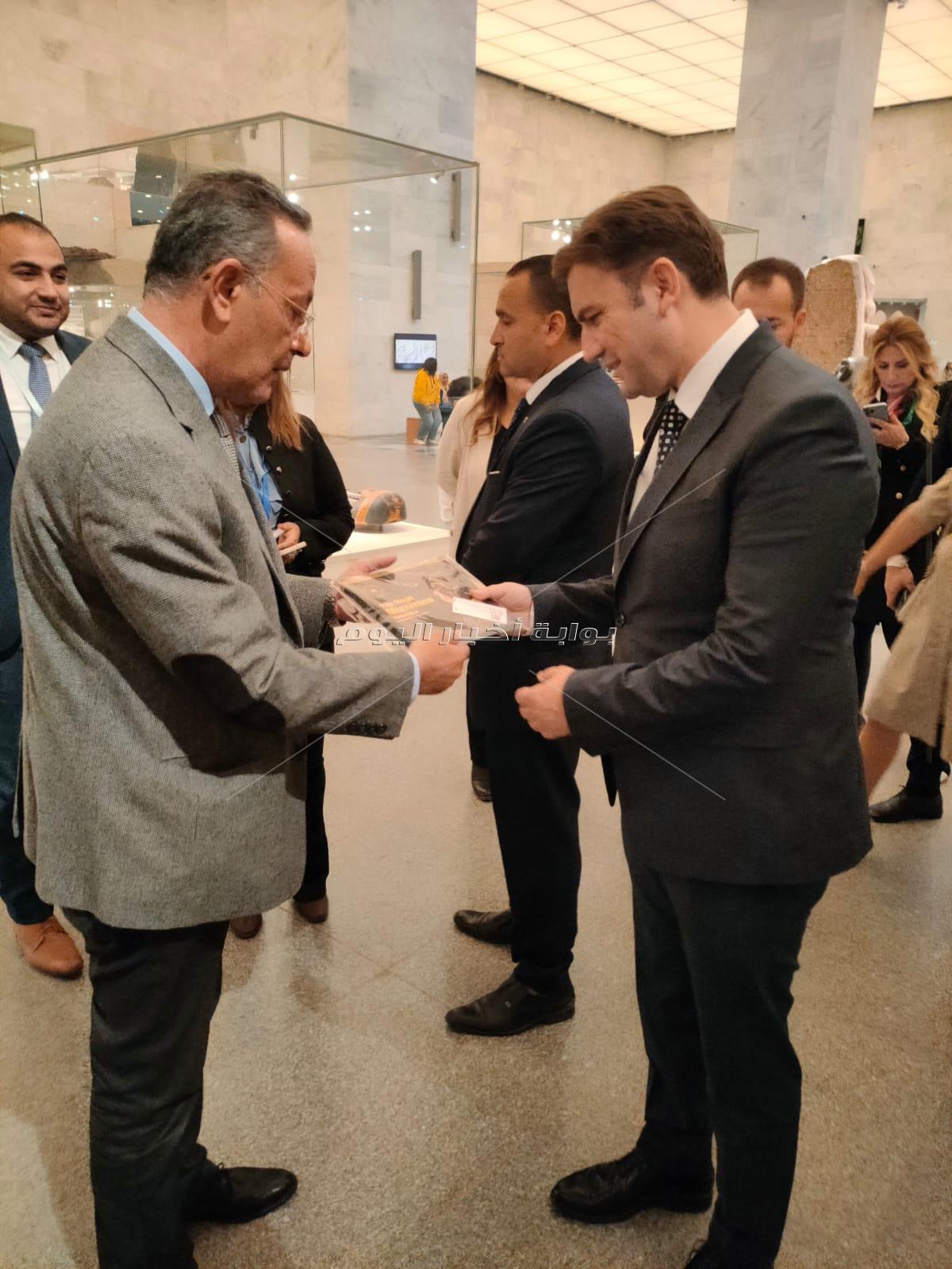 وزير خارجية مقدونيا يزور المتحف القومي للحضارة   