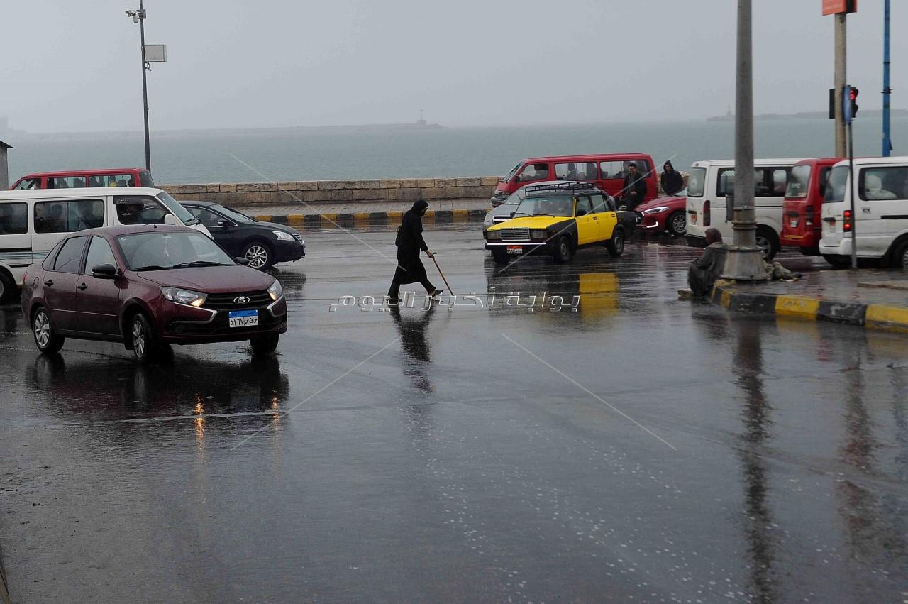 متابعة ميدانية لرفع مياه الأمطار بأحياء الإسكندرية وتسيير حركة المرور 