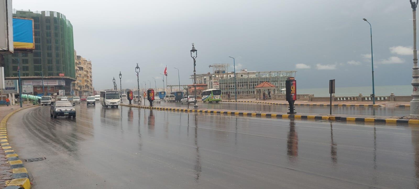 أمطار غزيرة على أحياء الإسكندرية.. والصرف الصحي يتدخل