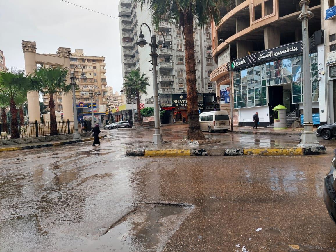 أمطار غزيرة على أحياء الإسكندرية.. والصرف الصحي يتدخل
