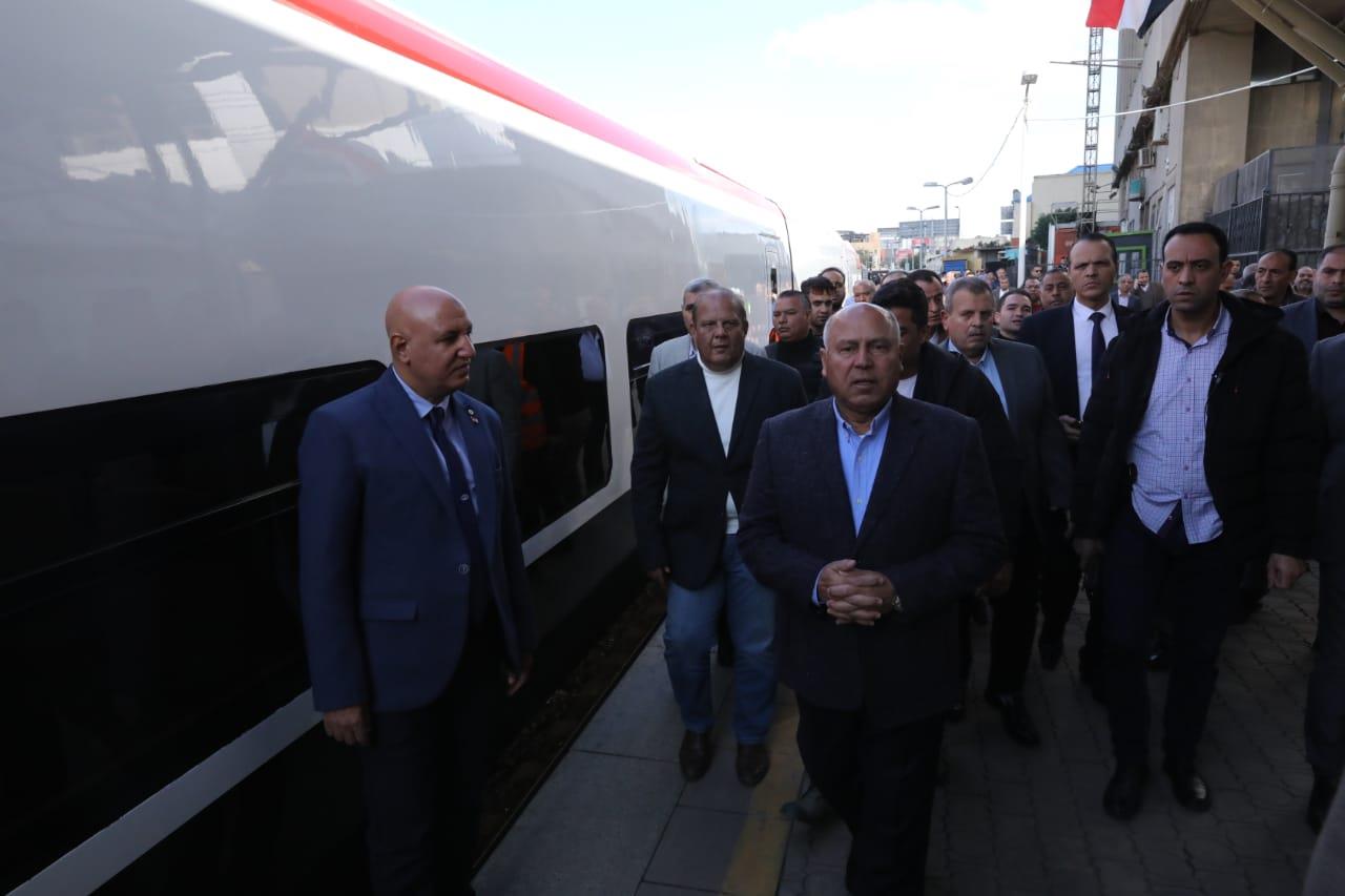 وزير النقل يشهد انطلاق أولى رحلات قطارات تالجو الفاخرة بالركاب| صور 