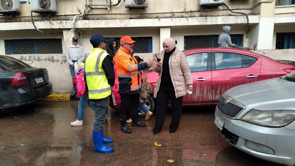 رئيس "صرف صحي الإسكندرية" يتفقد كسح مياه الأمطار