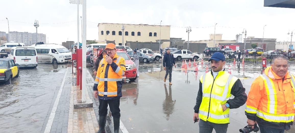 رئيس "صرف صحي الإسكندرية" يتفقد كسح مياه الأمطار