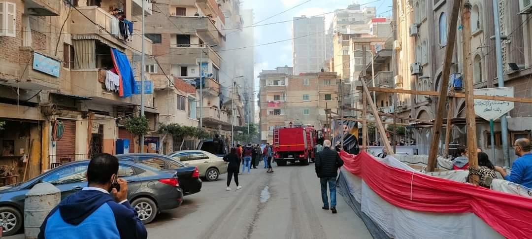 إصابة 5 أشخاص إثر حريق بشقة في الإسكندرية بسبب ماس كهربائي| صور 