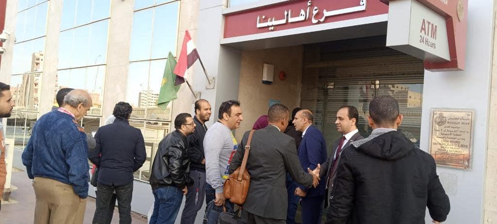 طوابير أمام فروع بنك مصر خلال الاجازة لشراء شهادة طلعت حرب بفائدة 25%