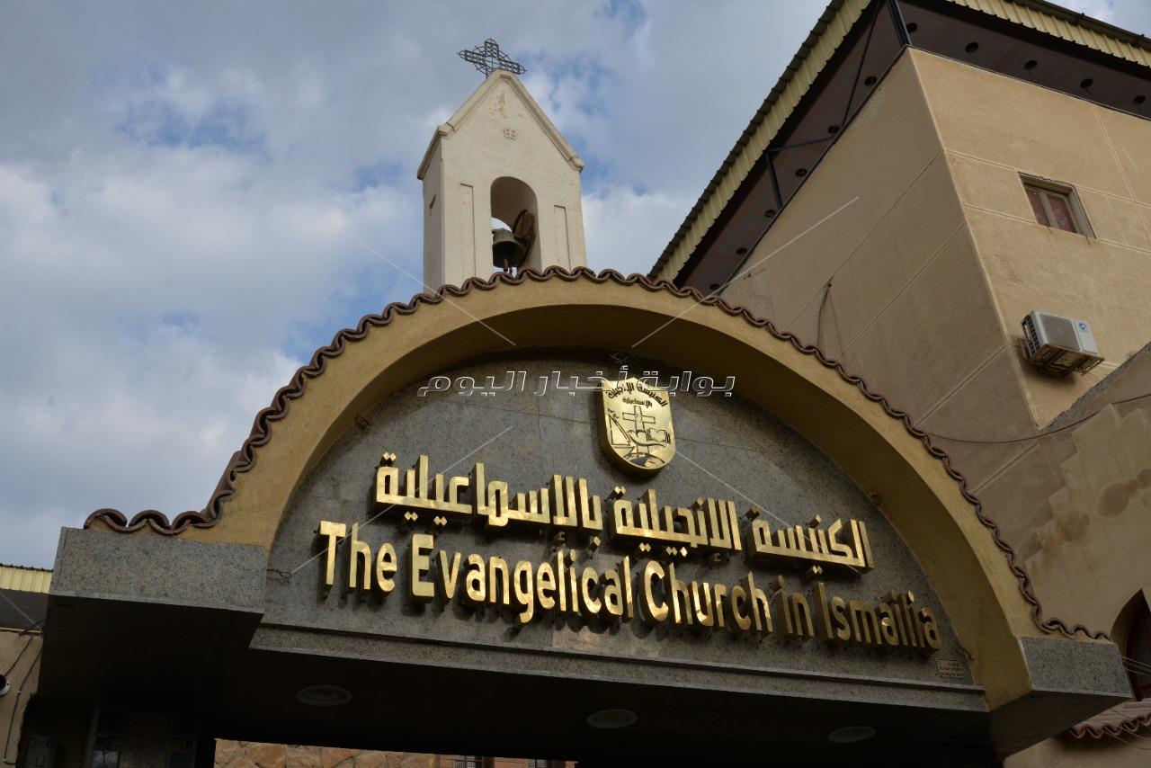 محافظ الإسماعيلية يزور الكنائس للتهنئة بعيد الميلاد المجيد 