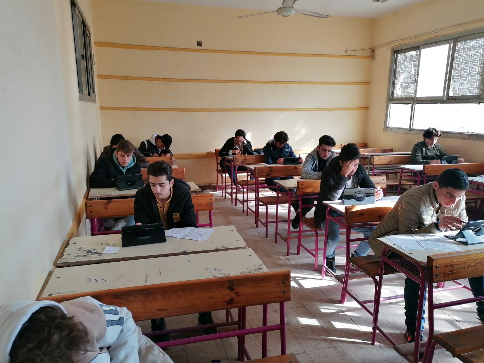  طلاب اولي وثانية ثانوي يؤدون امتحانات نصف العام الكترونيا وسط اجراءات احترازية