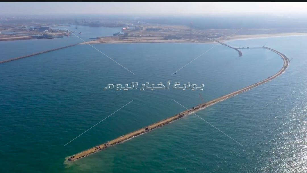 أعمال تنفيذ مشروع حاجز الأمواج الغربي الجديد بميناء دمياط