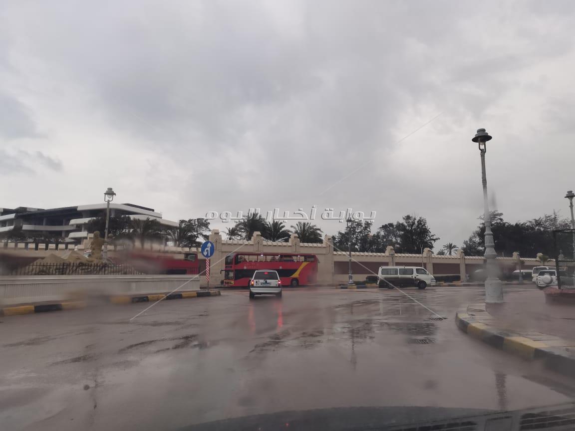 صور ترصد هطول الأمطار الغزيرة على الإسكندرية 