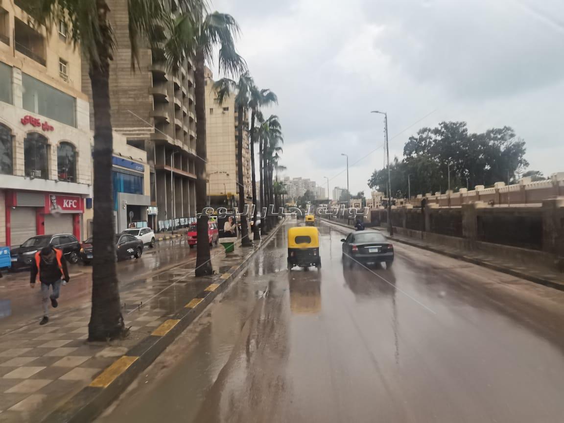 صور ترصد هطول الأمطار الغزيرة على الإسكندرية 