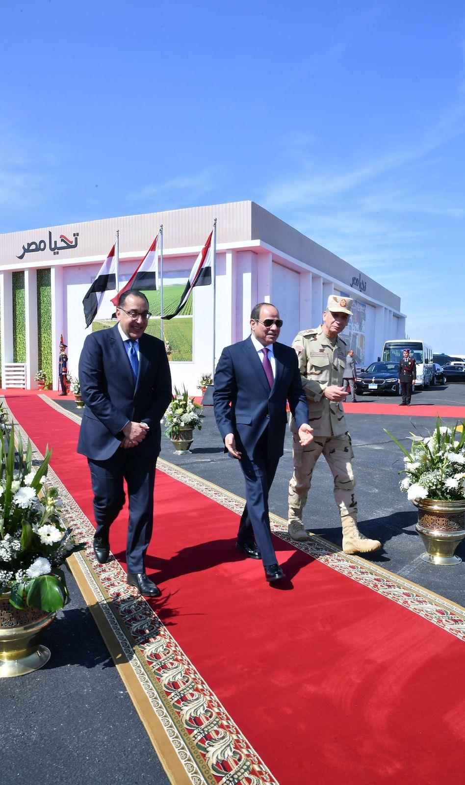 الرئيس السيسي يتفقد اصطفاف المعدات المشاركة في تنفيذ خطة الدولة لتنمية سيناء
