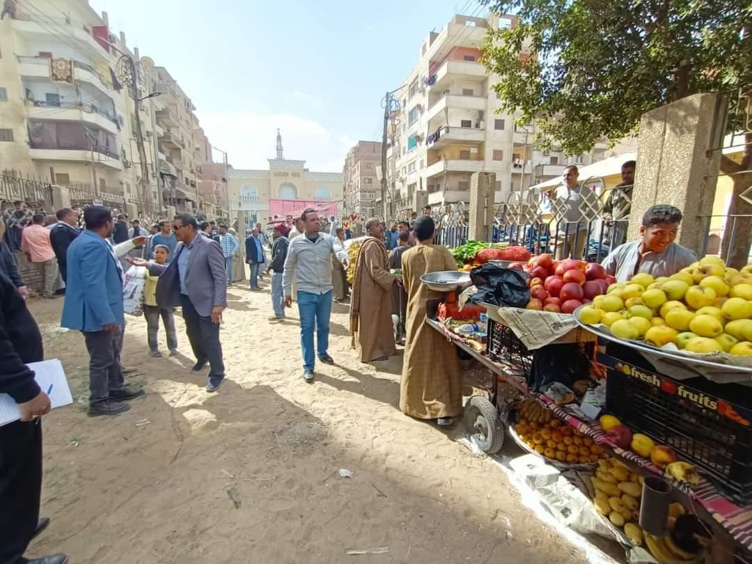 محلي نجع حمادي يبدأ نقل الباعة الجائلين 