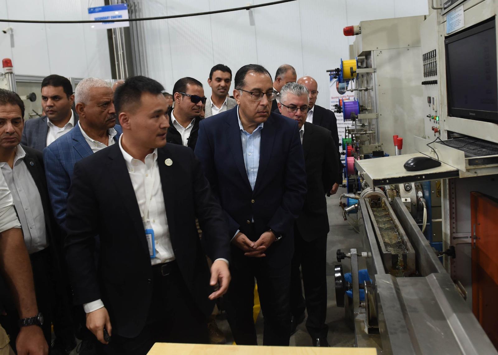 رئيس الوزراء يتفقد مصنع "هنج تونج أوبتيك إليكتريك مصر