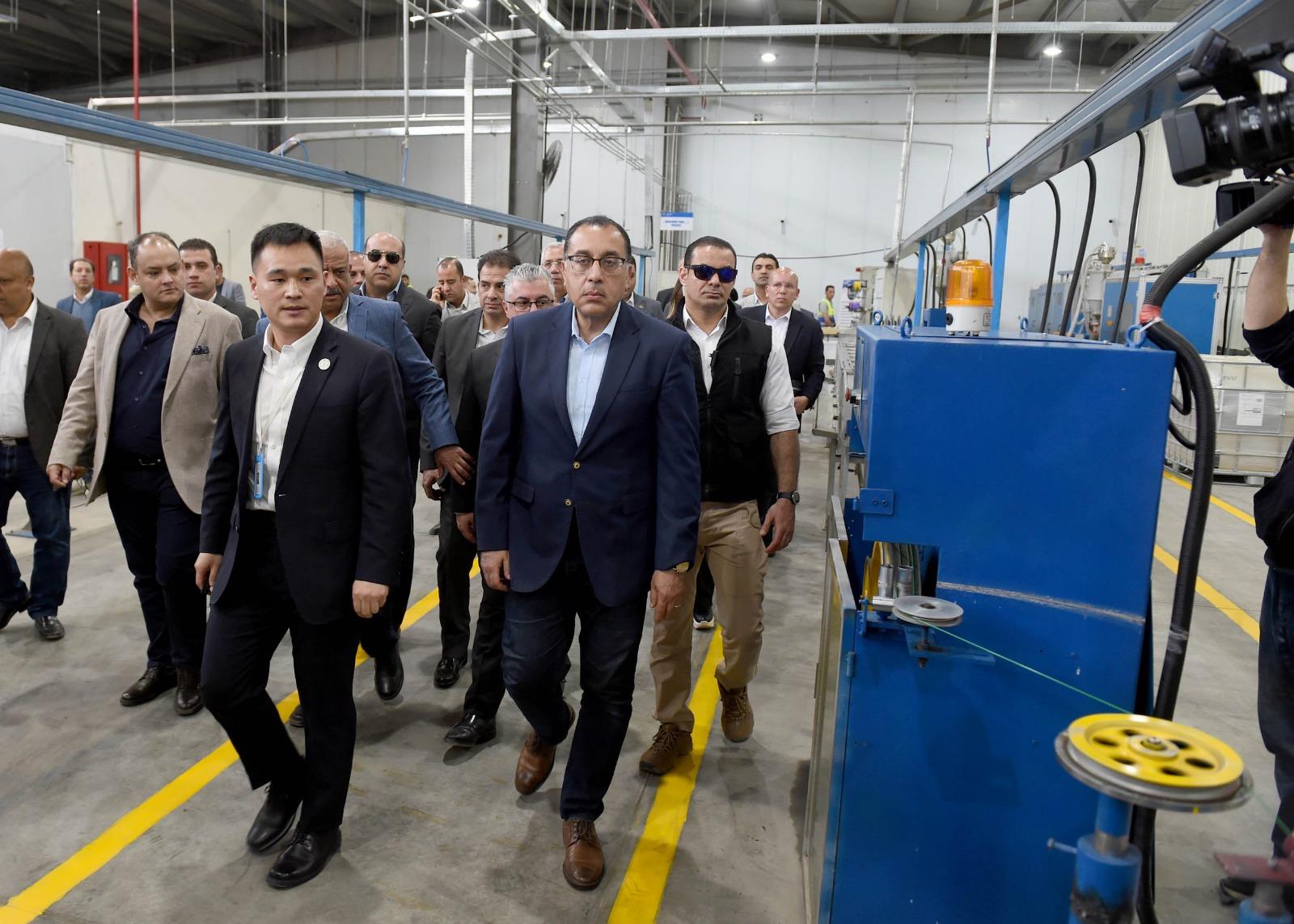 رئيس الوزراء يتفقد مصنع "هنج تونج أوبتيك إليكتريك مصر