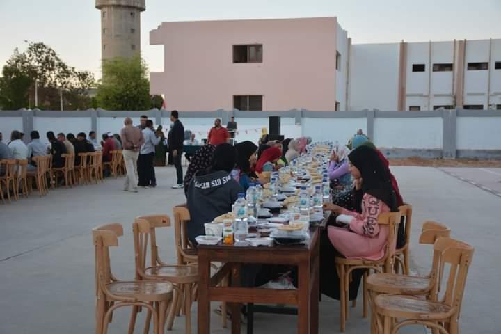 محافظ الوادي الجديد يشارك طلاب "بيوت الطلبة " الإفطار الرمضاني 