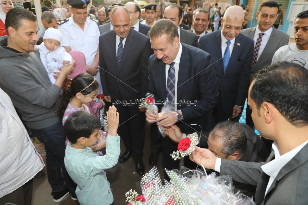 محافظ المنوفية يوزع الورود والكعك على المواطنين والأطفال احتفالًا بعيد الفطر