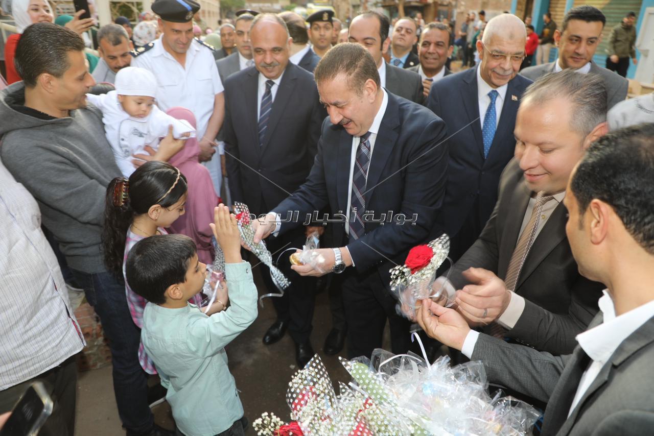 محافظ المنوفية يوزع الورود والكعك على المواطنين والأطفال احتفالًا بعيد الفطر