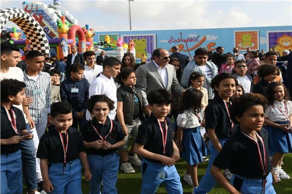 الرئيس السيسي وأبناء الشهداء خلال الاحتفال بالعيد
