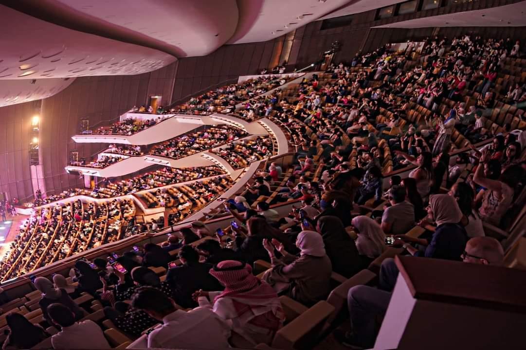 تامر حسني يُشعل الأجواء بحفل العيد في قطر