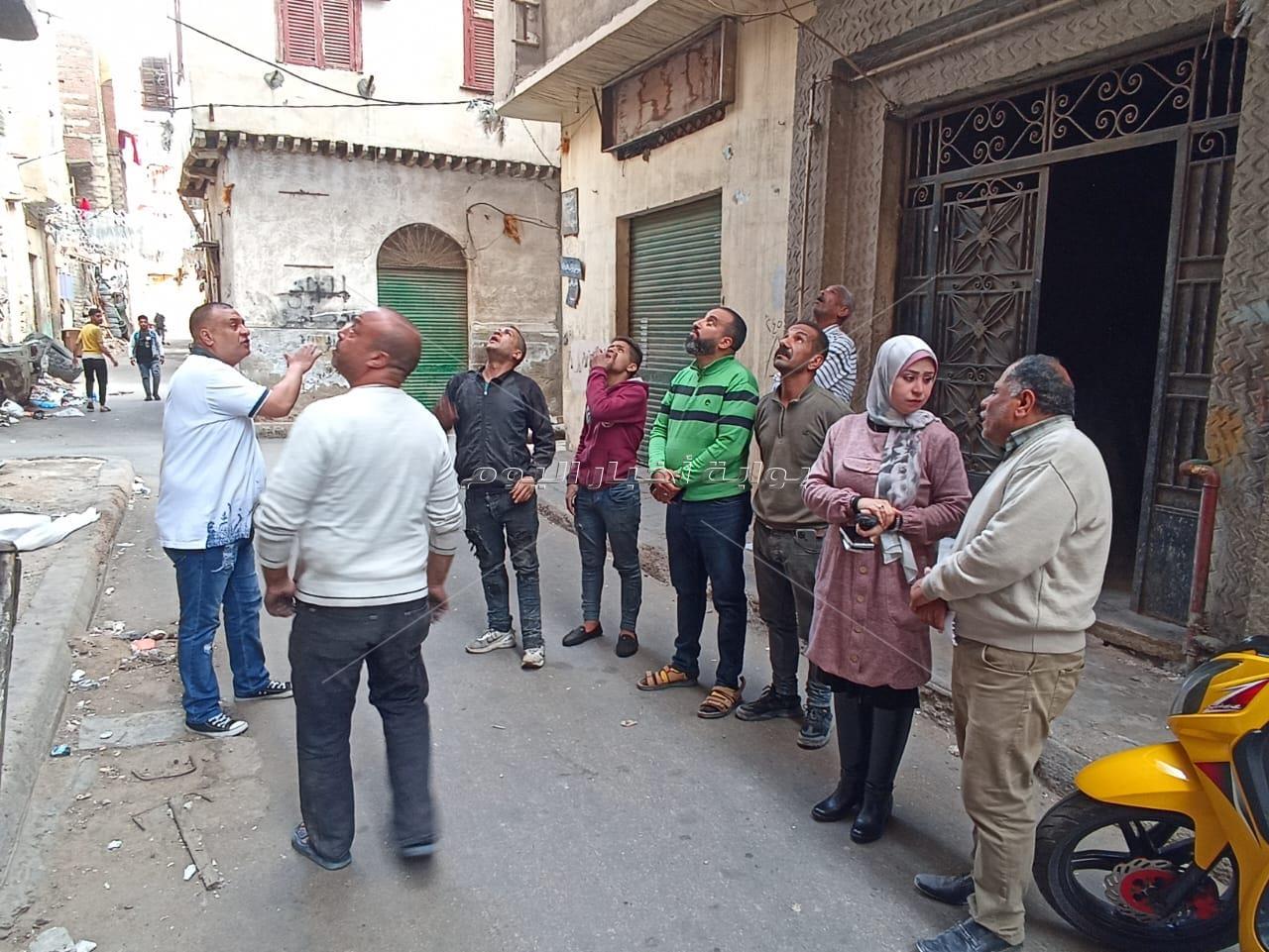 عقار مائل جديد في الإسكندرية.. والحي يخلي السكان ويقرر إزالة 6 طوابق