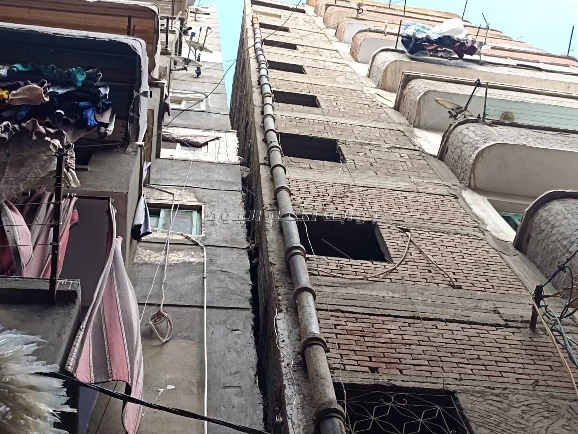 عقار مائل جديد في الإسكندرية.. والحي يخلي السكان ويقرر إزالة 6 طوابق