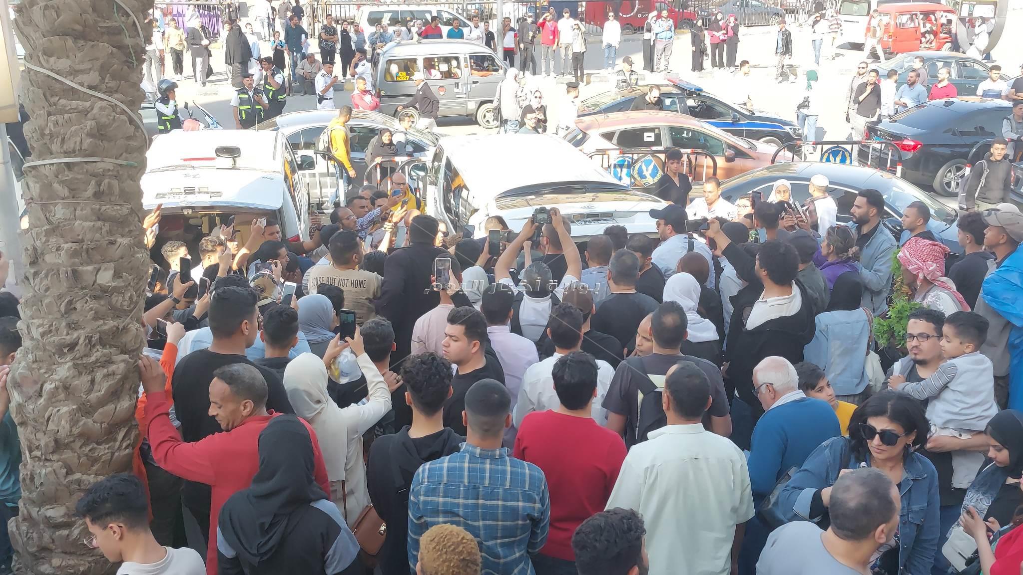 بكاء وانهيار أسرة مصطفى درويش عقب صلاة الجنازة | صور