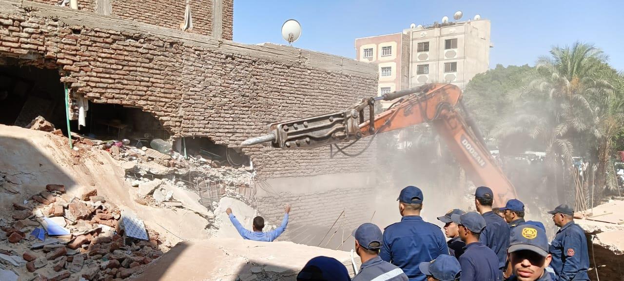 الصور الأولى لحادث انهيار منزل في قنا .. والضحايا 3 وفيات و 9 مصابين