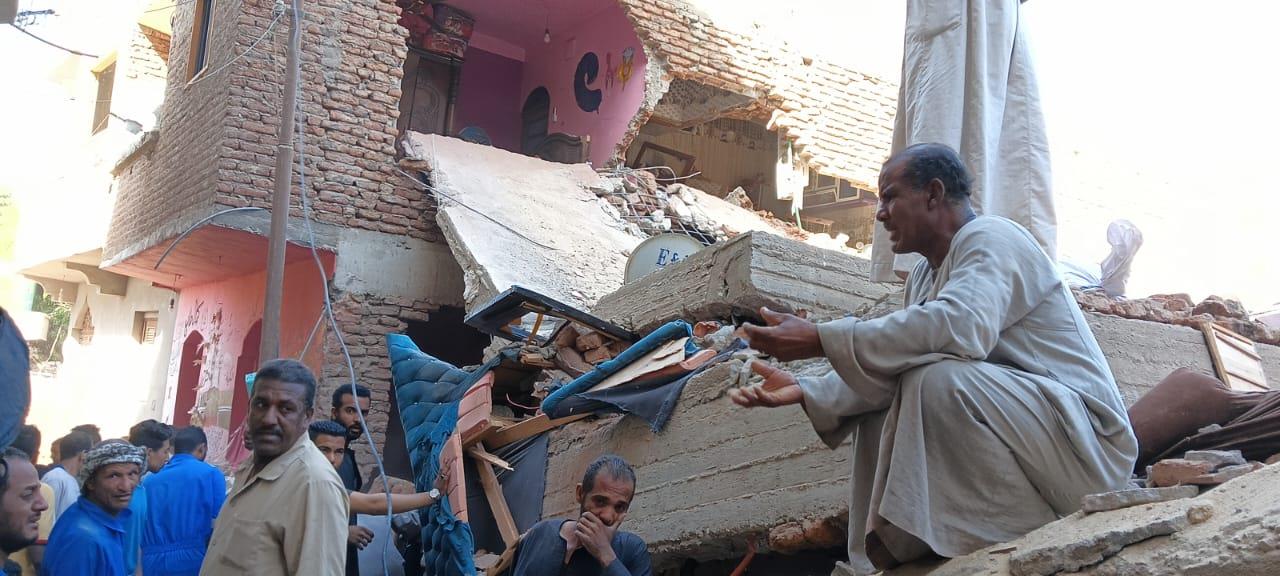 الصور الأولى لحادث انهيار منزل في قنا .. والضحايا 3 وفيات و 9 مصابين