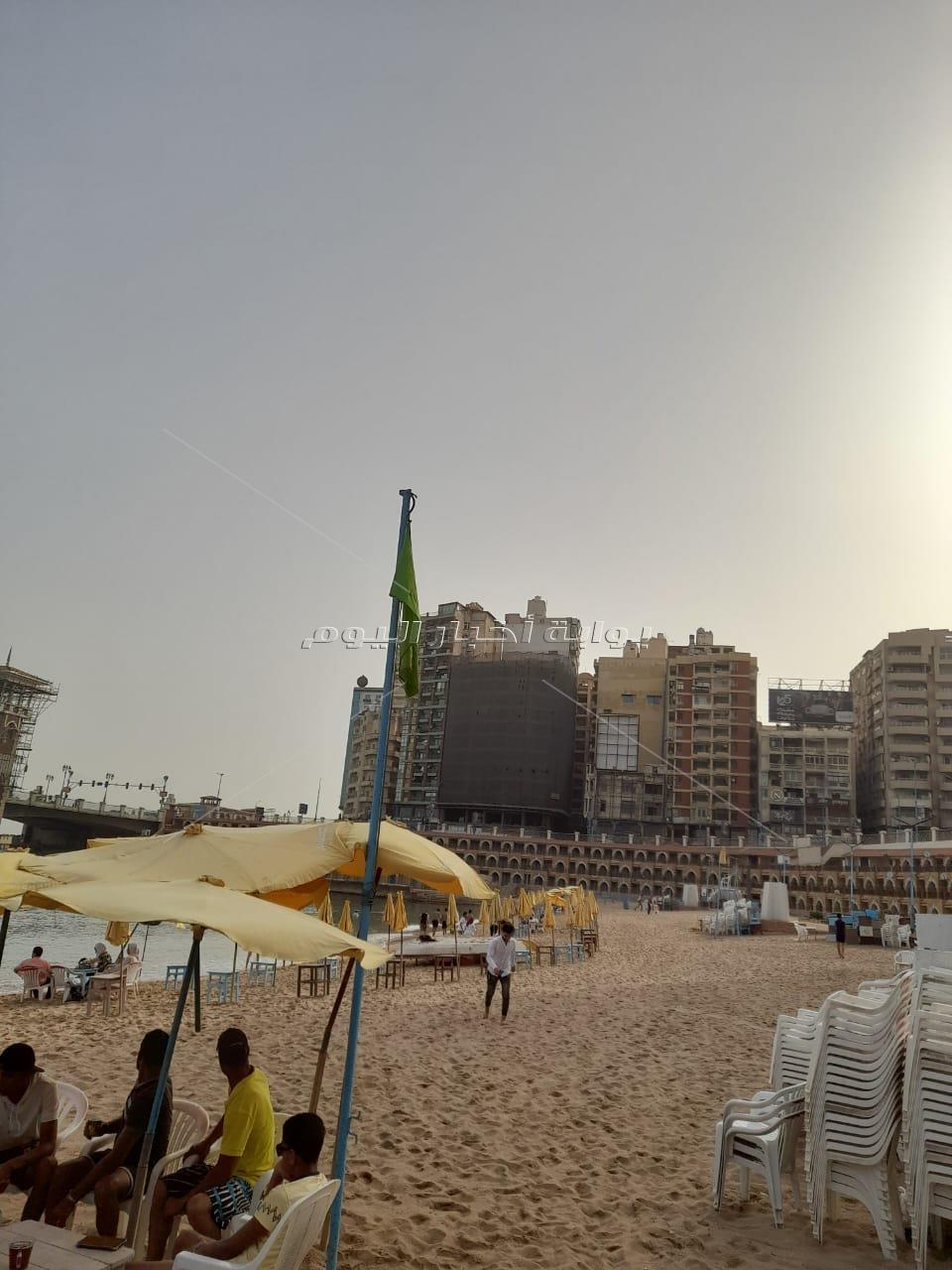 الرايات الخضراء ترفرف على شواطئ الإسكندرية