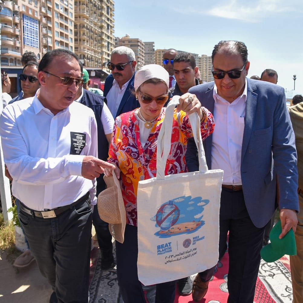 تنظيف شاطئ السرايا بالإسكندرية