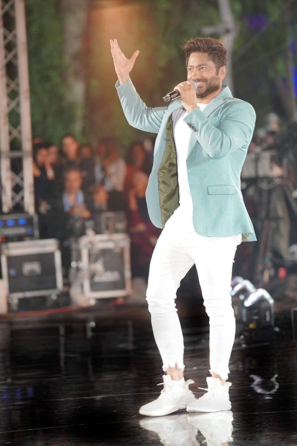 تامر حسني يشعل حفل تونس