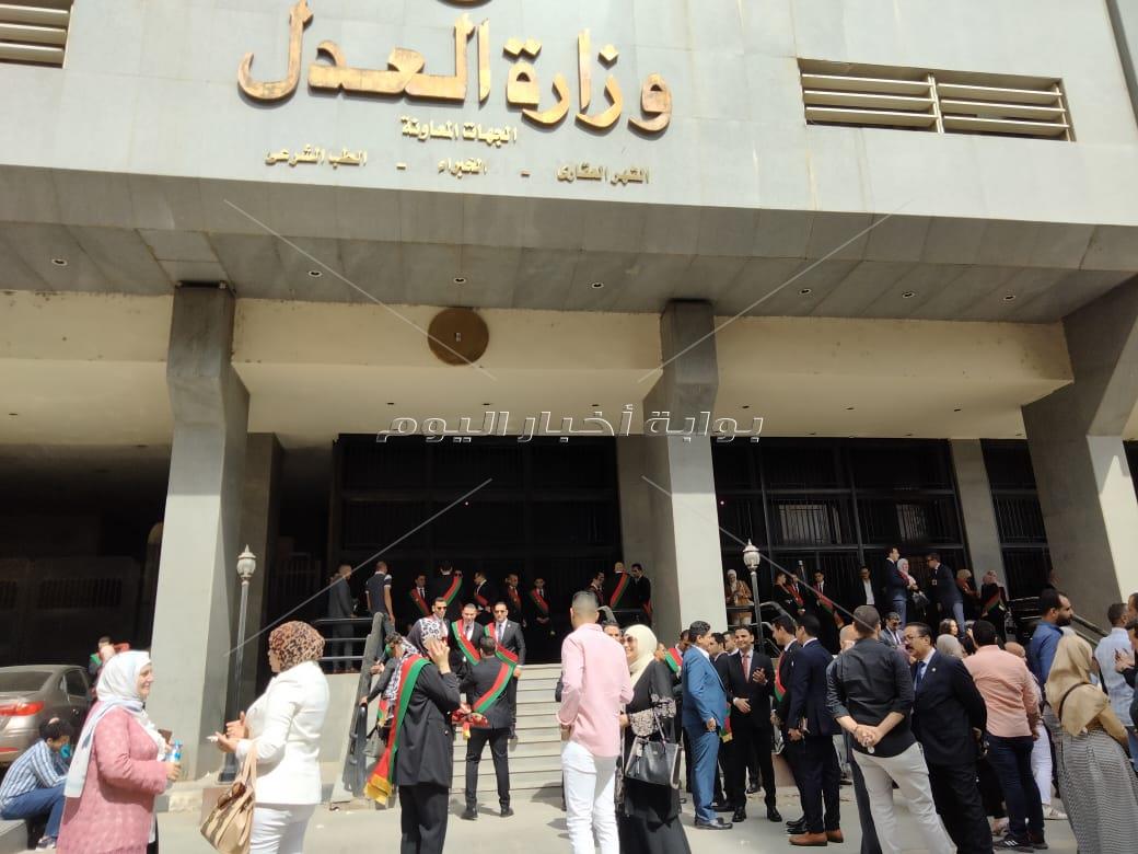 توافد أعضاء النيابة الإدارية الجدد إلى وزارة العدل لبدء مراسم حلف اليمين القانونية