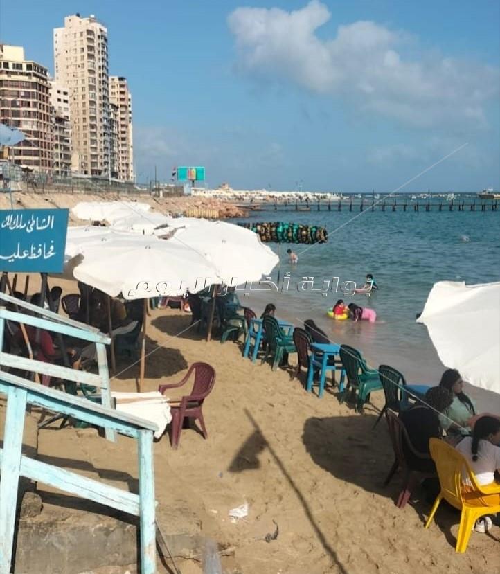 الرايات الحمراء ترفرف على شواطئ الإسكندرية