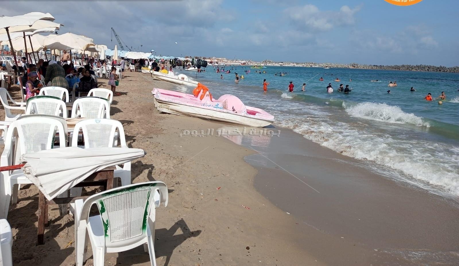 الرايات الحمراء ترفرف على شواطئ الإسكندرية