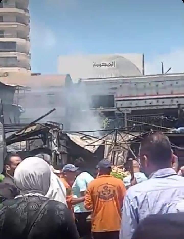 حريق هائل يلتهم باكيتين في سوق المندرة بالإسكندرية 